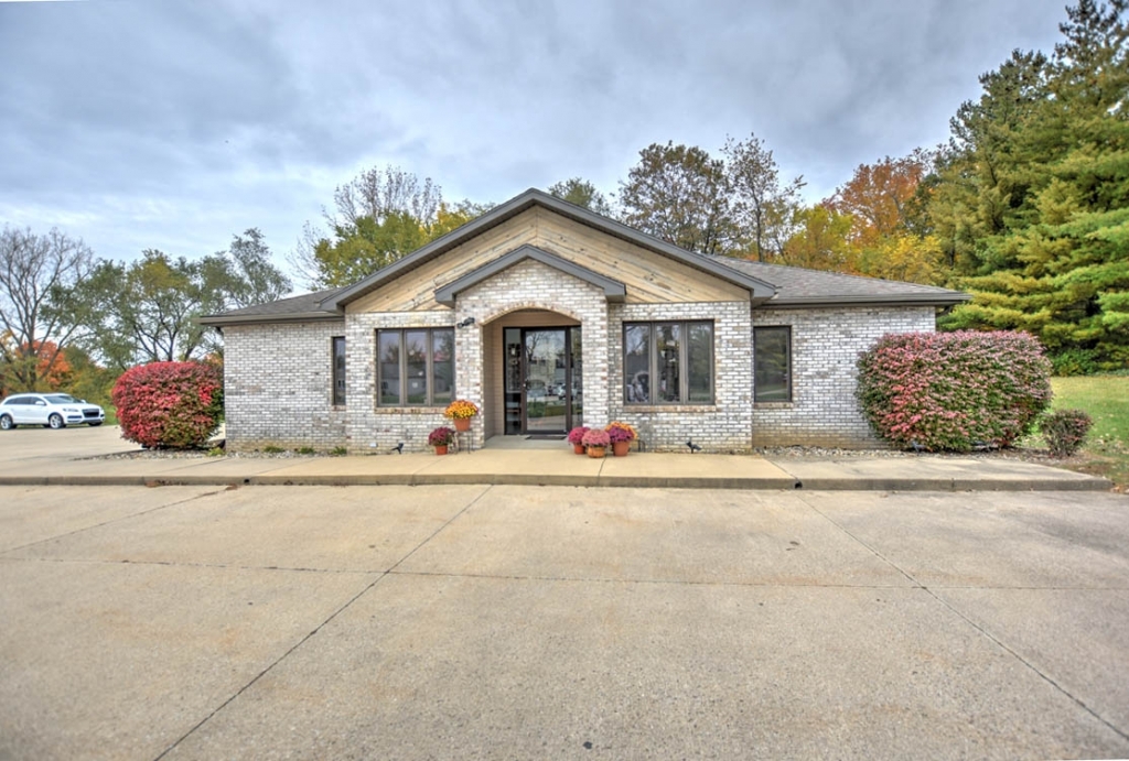 108 E Ashland Ave, Mount Zion, IL for sale Primary Photo- Image 1 of 1