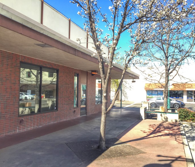 1700 Market St, Redding, CA for lease - Building Photo - Image 2 of 15