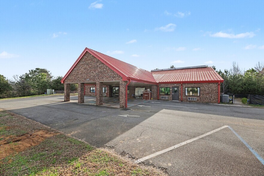 6490 Franz Warner Pky, Whitsett, NC à vendre - Photo du bâtiment - Image 2 de 15
