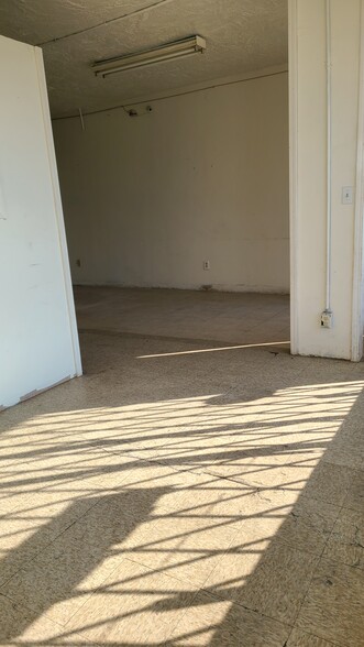 1005 Cecil Ave, Delano, CA for lease - Interior Photo - Image 3 of 4