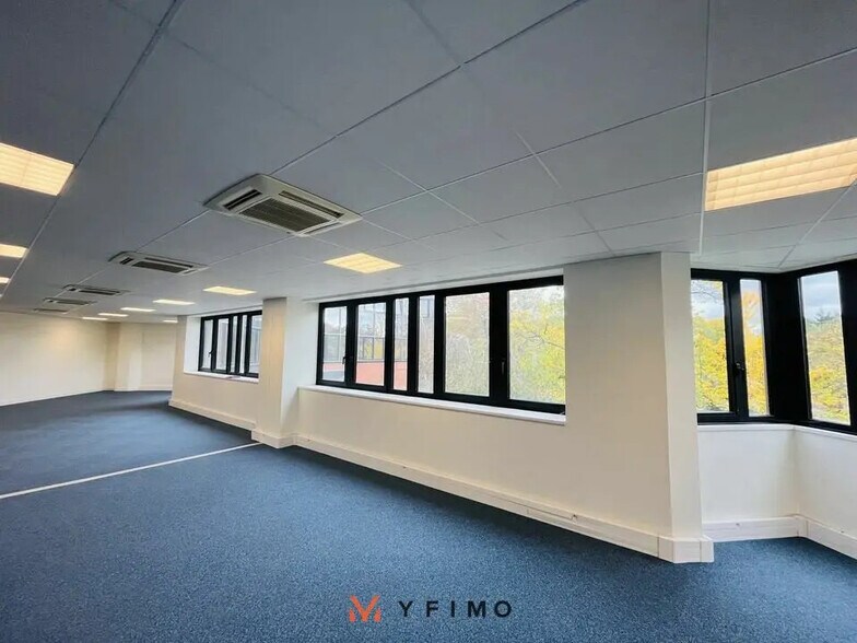 Office in Montigny-le-Bretonneux for lease - Interior Photo - Image 3 of 4