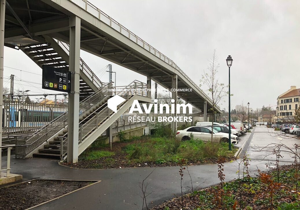 Retail in Pontoise for lease Building Photo- Image 1 of 3
