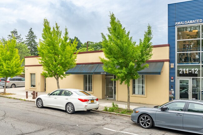 Plus de détails pour 211-20 Union Tpke, Oakland Gardens, NY - Commerce de détail à vendre