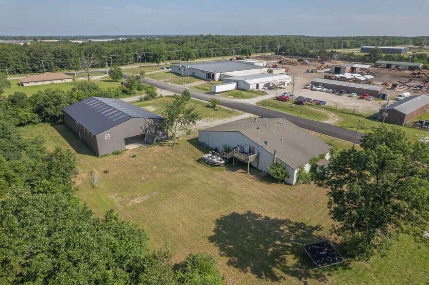 841 Frances Ave, Neosho, MO à vendre - Photo du bâtiment - Image 3 de 39