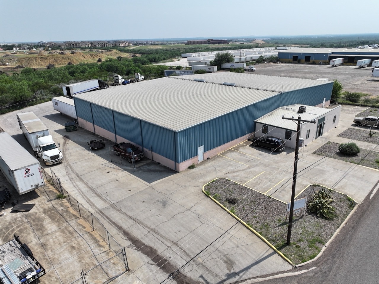 711 Enterprise St, Laredo, TX à louer Photo du bâtiment- Image 1 de 12