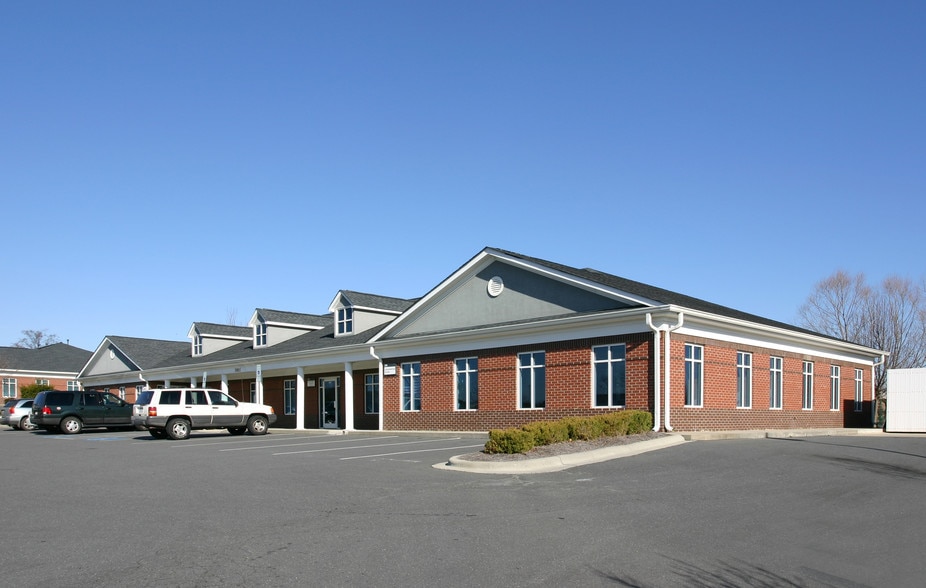 10015 Park Cedar Dr, Charlotte, NC for lease - Building Photo - Image 2 of 6