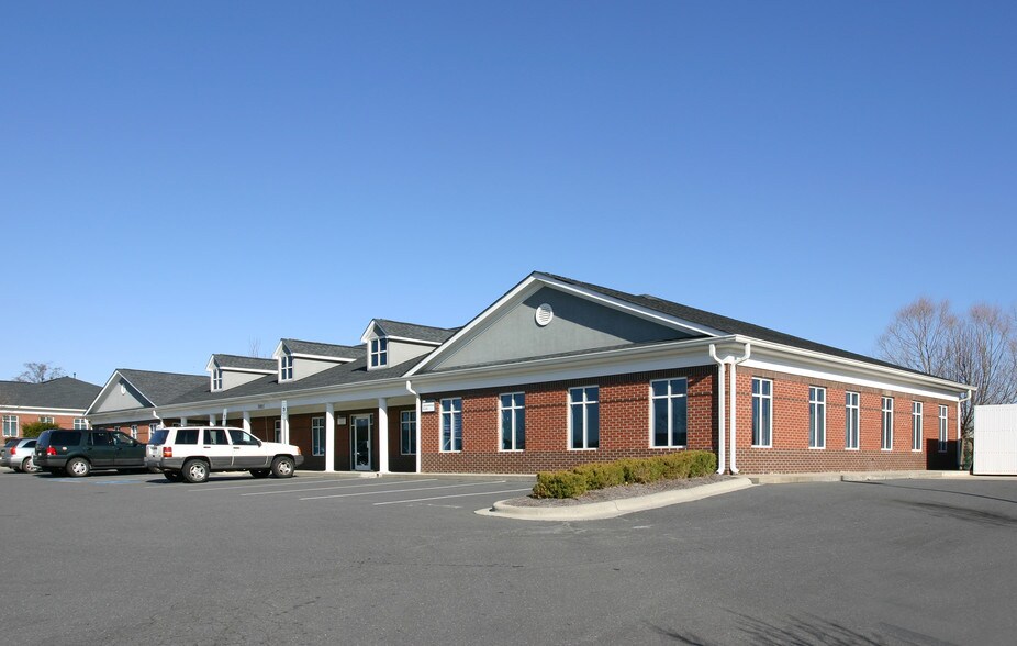 10015 Park Cedar Dr, Charlotte, NC à louer - Photo du bâtiment - Image 2 de 6