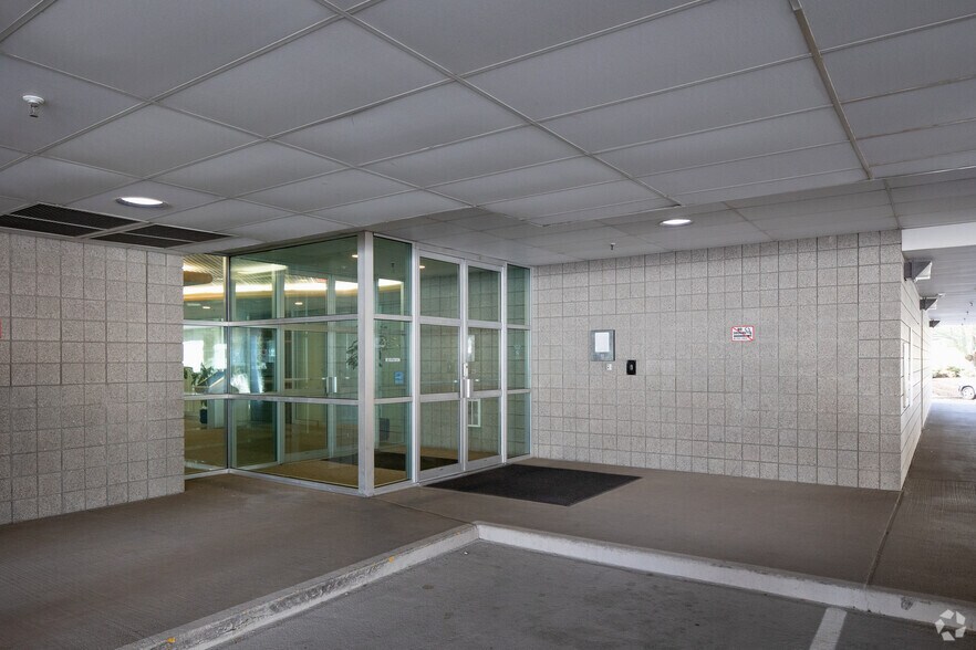 999 Riverview Dr, Totowa, NJ à louer - Photo du bâtiment - Image 2 de 3