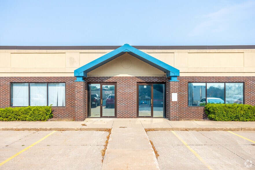 2045 Grand Ave, West Des Moines, IA à louer - Photo du bâtiment - Image 3 de 4