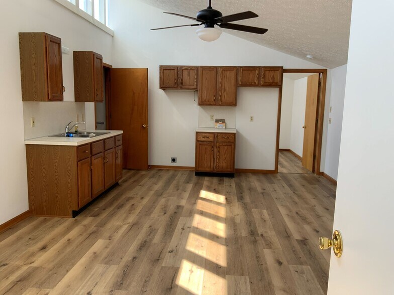 30 Cecil St NE, Navarre, OH à vendre - Photo du bâtiment - Image 2 de 22