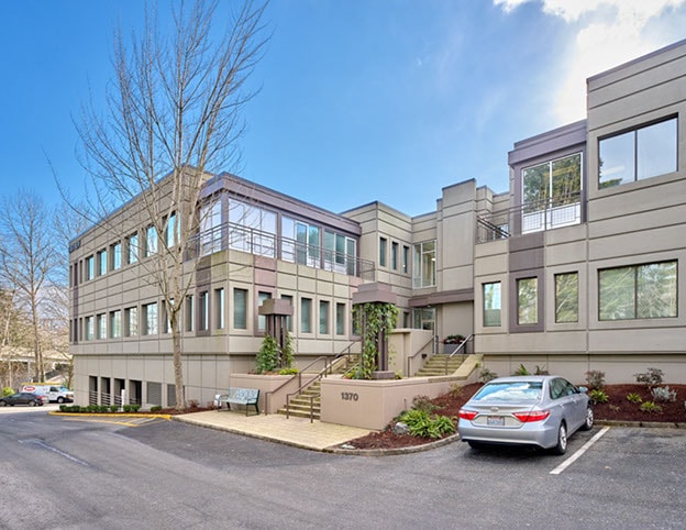 1370 116th Ave NE, Bellevue, WA for sale - Building Photo - Image 2 of 9