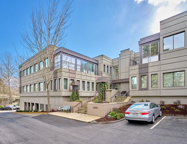 1370 116th Ave NE, Bellevue, WA à vendre - Photo du bâtiment - Image 2 de 9