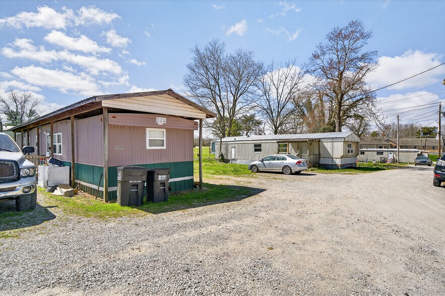 214 Woodlawn Ave E, Jamestown, TN à vendre - Photo du bâtiment - Image 3 de 21