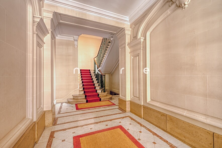 Rue De Rennes, Paris à vendre - Photo du bâtiment - Image 2 de 18