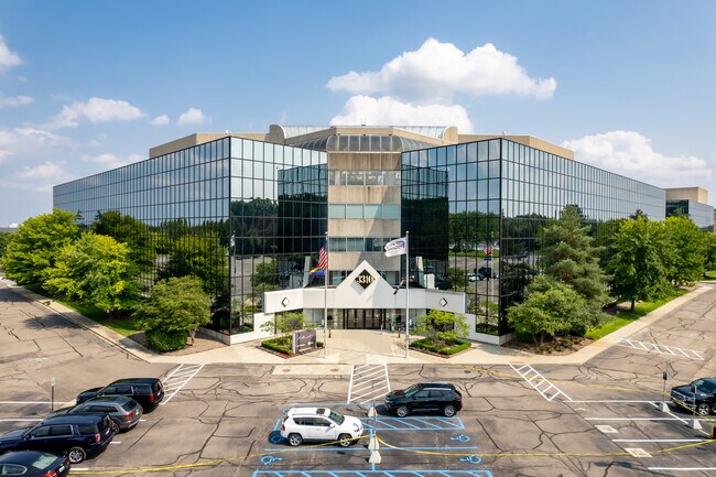 Plus de détails pour 3310 W Big Beaver Rd, Troy, MI - Bureau à louer