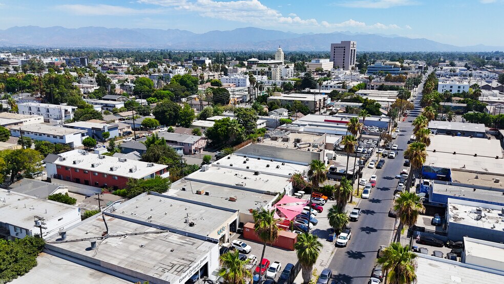 14741-14743 Calvert St, Van Nuys, CA à vendre - Photo du bâtiment - Image 2 de 6