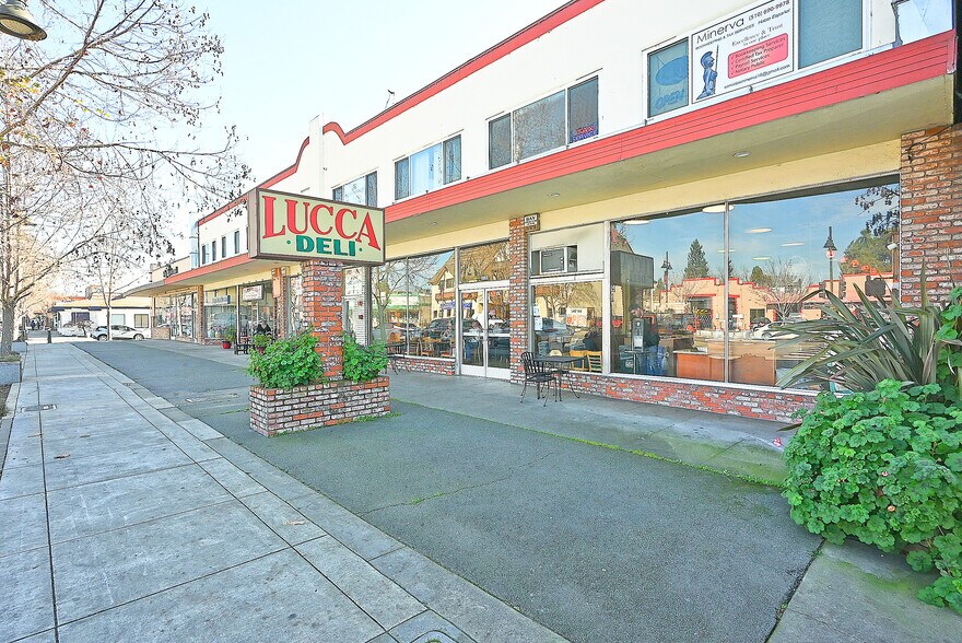 3121-3161 Castro Valley Blvd, Castro Valley, CA à vendre - Photo du bâtiment - Image 1 de 18