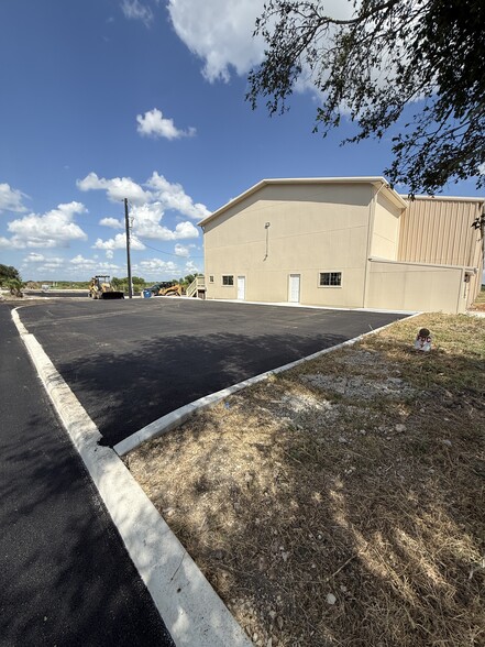 3411 FM465, Seguin, TX for lease - Building Photo - Image 3 of 32
