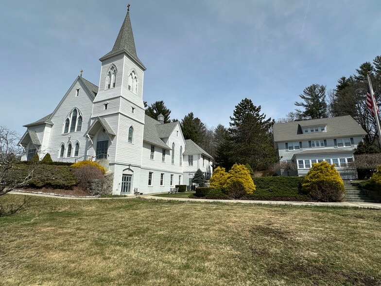 652 Main St, North Oxford, MA for sale - Primary Photo - Image 1 of 17