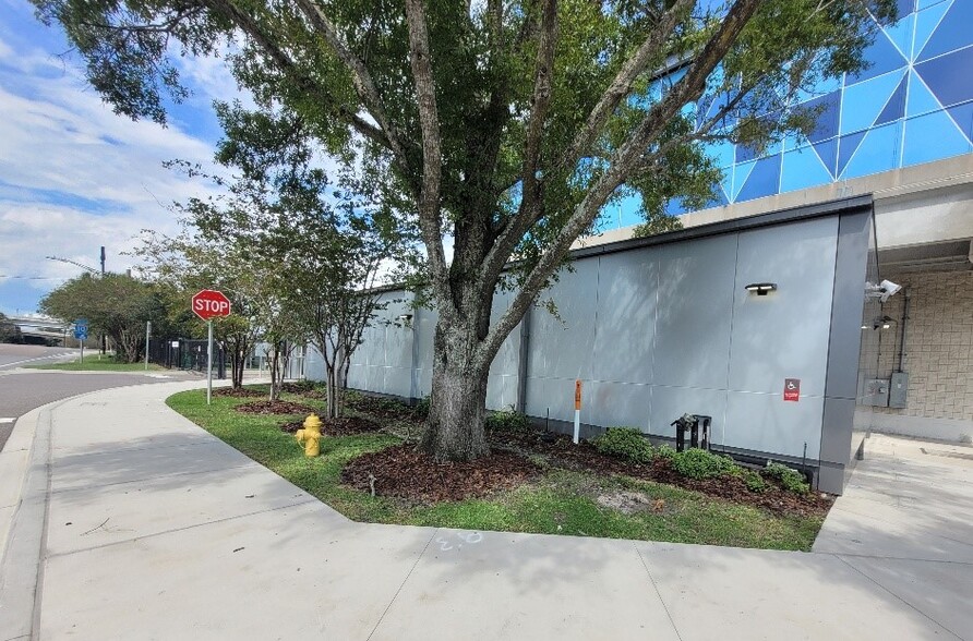 1101 W Bay St, Jacksonville, FL for lease - Primary Photo - Image 1 of 8