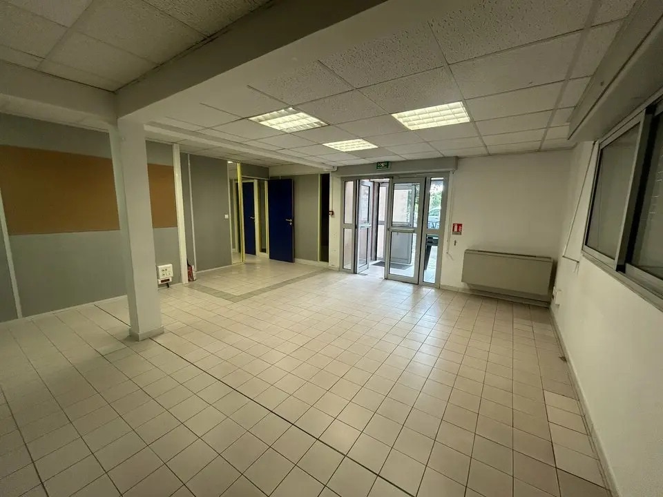 Office in Cavaillon for lease Interior Photo- Image 1 of 7