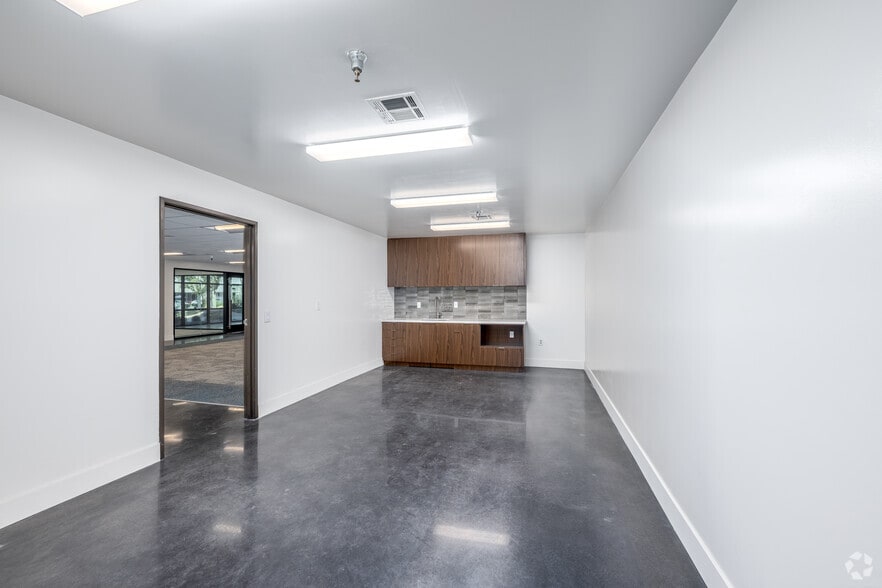 11190 White Birch Dr, Rancho Cucamonga, CA for lease - Interior Photo - Image 3 of 28