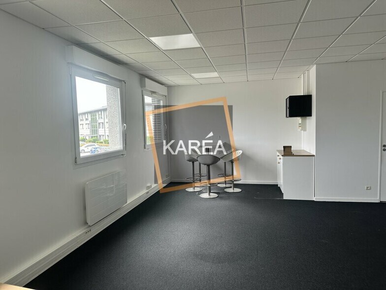 Office in Magny-le-Hongre for lease - Interior Photo - Image 2 of 5