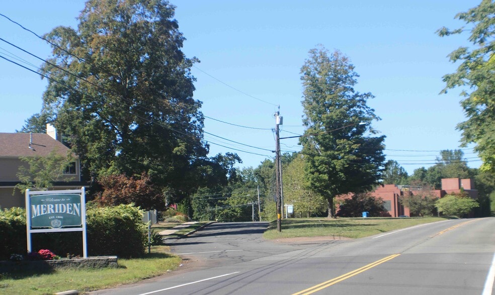 1501 E Main St, Meriden, CT for lease - Building Photo - Image 2 of 10