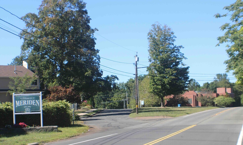 1501 E Main St, Meriden, CT à louer - Photo du bâtiment - Image 2 de 10