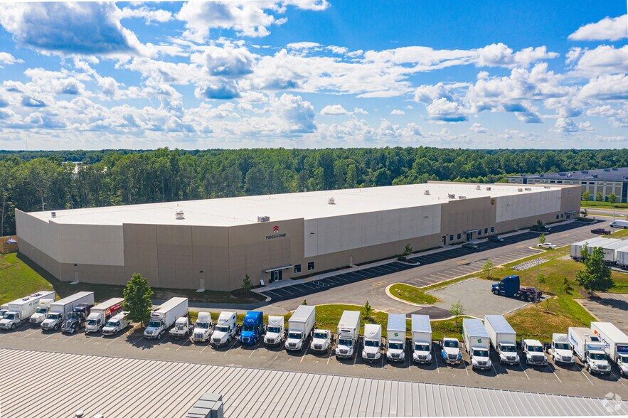 12015 N Lakeridge Pky, Ashland, VA à louer - Photo du bâtiment - Image 2 de 3