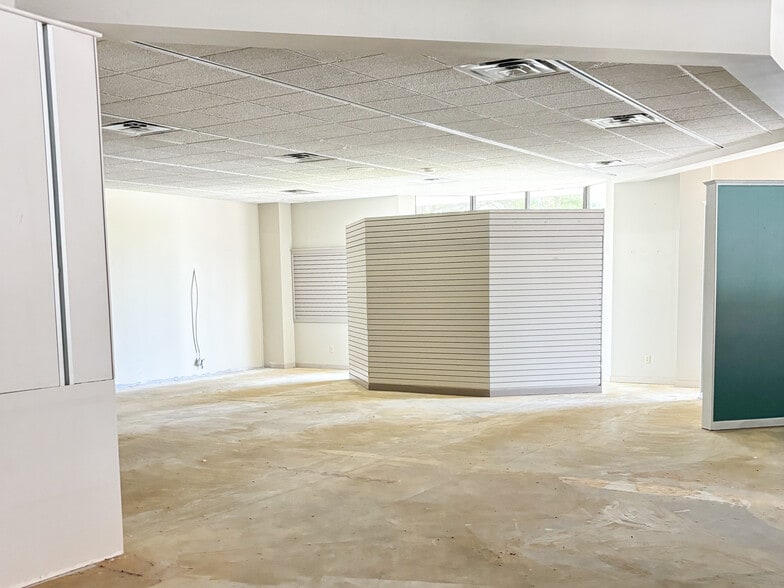 7705 Quaker Ave, Lubbock, TX for lease - Interior Photo - Image 3 of 73
