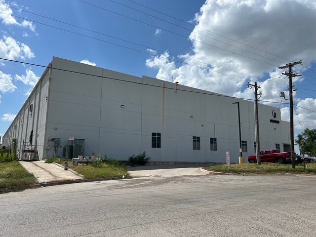 13802 N Unitec Dr, Laredo, TX à louer - Photo du bâtiment - Image 2 de 4