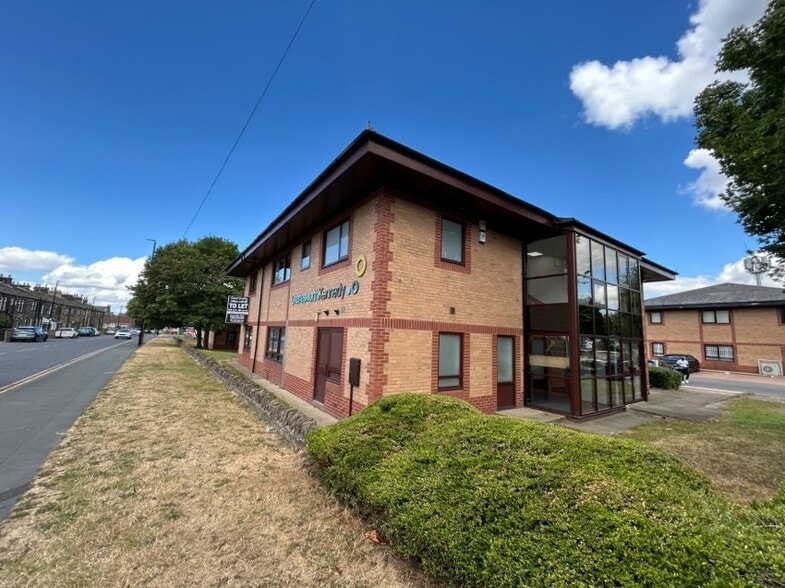 12 Moorfield Clos, Yeadon for lease - Building Photo - Image 2 of 2