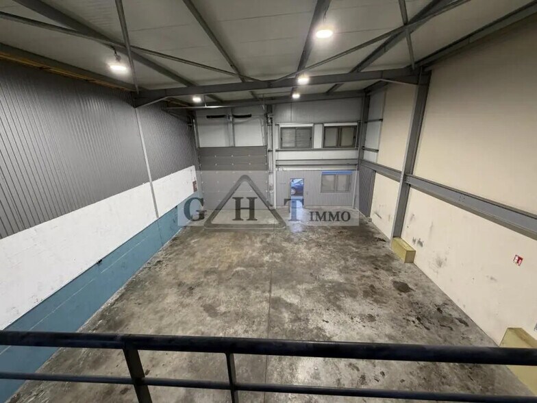 Industriel dans Sainte-Geneviève-des-Bois à louer - Photo du bâtiment - Image 2 de 4