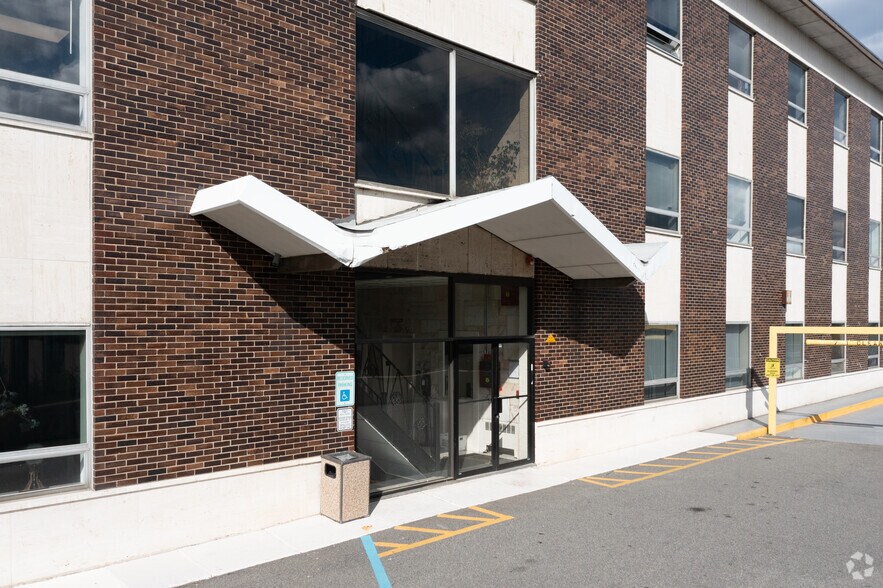 375 Sylvan Ave, Englewood Cliffs, NJ à louer - Photo du bâtiment - Image 3 de 3