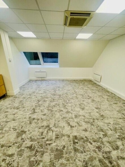 Office in Versailles for lease - Interior Photo - Image 3 of 6