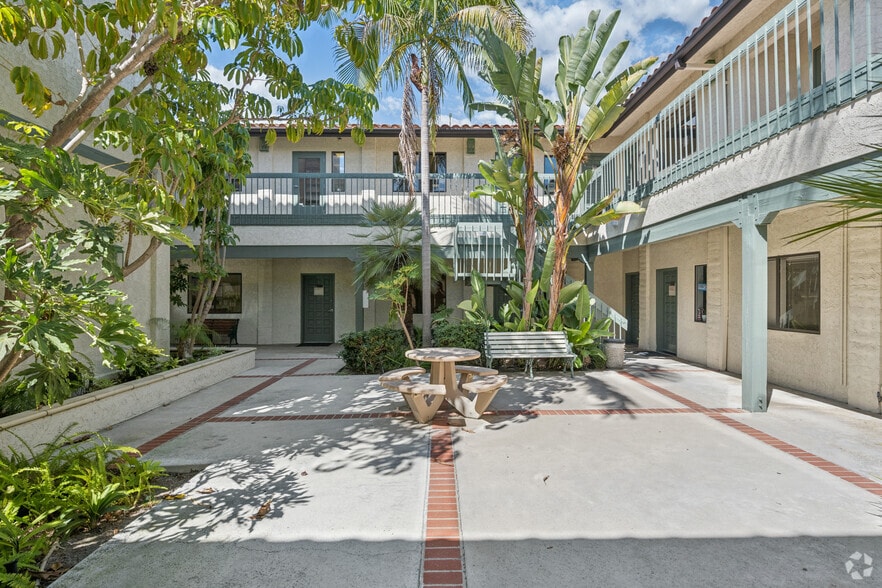 24953 Paseo De Valencia, Laguna Hills, CA for lease - Building Photo - Image 3 of 9
