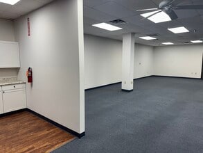 1300 Diamond Springs Rd, Virginia Beach, VA à louer Photo intérieure- Image 2 de 6