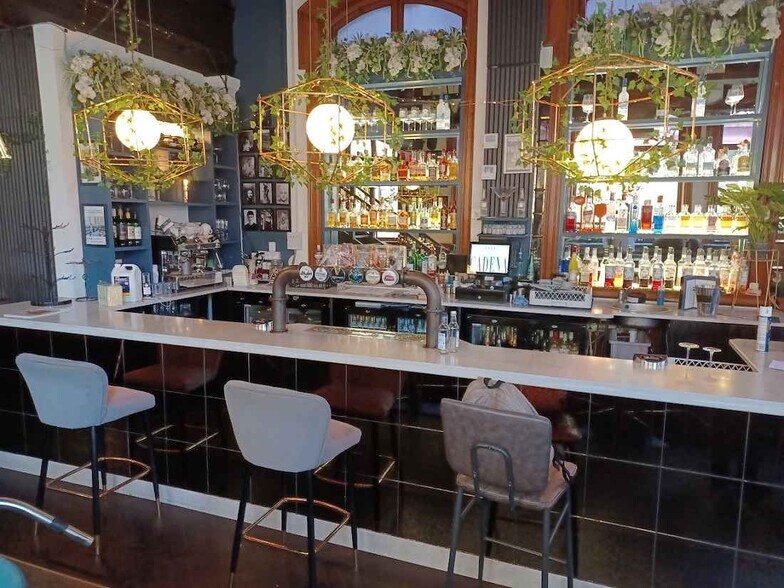 3 The Cross & Chandlery House portefeuille de 2 propriétés à vendre sur LoopNet.ca - Photo du bâtiment - Image 2 de 11