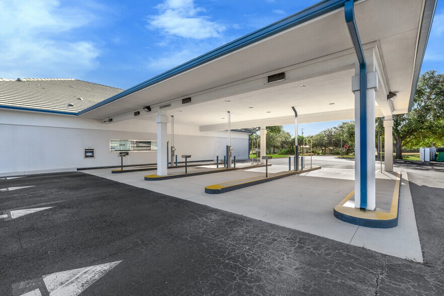 1504 S Ridgewood Ave, Edgewater, FL à vendre - Photo du bâtiment - Image 2 de 16