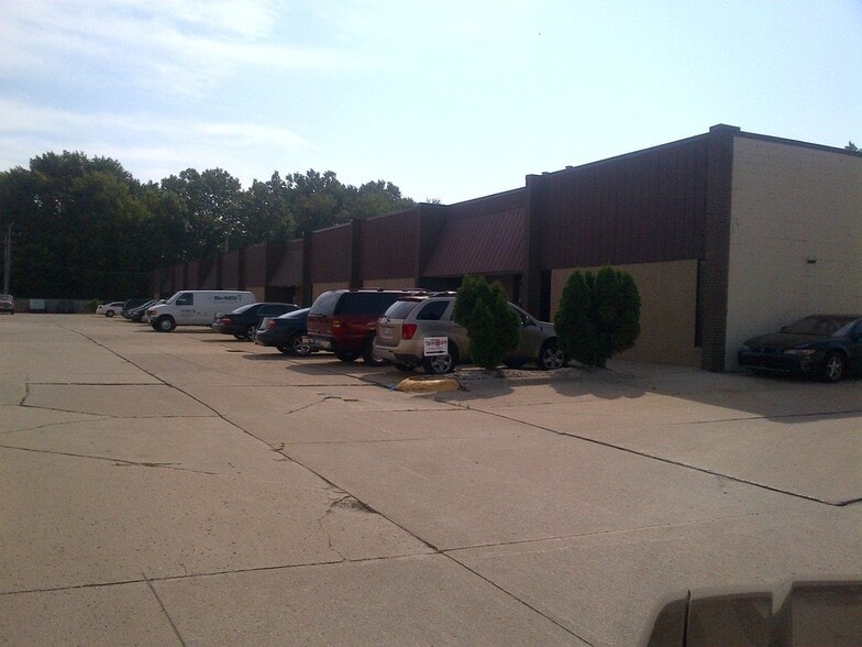 33830-33890 Groesbeck Hwy, Clinton Township, MI for lease - Building Photo - Image 3 of 4