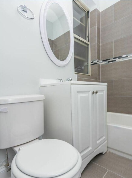 7816 S Cornell Ave, Chicago, IL à vendre - Photo du bâtiment - Image 2 de 5