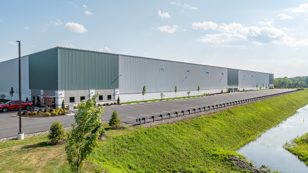 137-147 Commonwealth Dr, Jenkins, PA à louer - Photo du bâtiment - Image 3 de 7