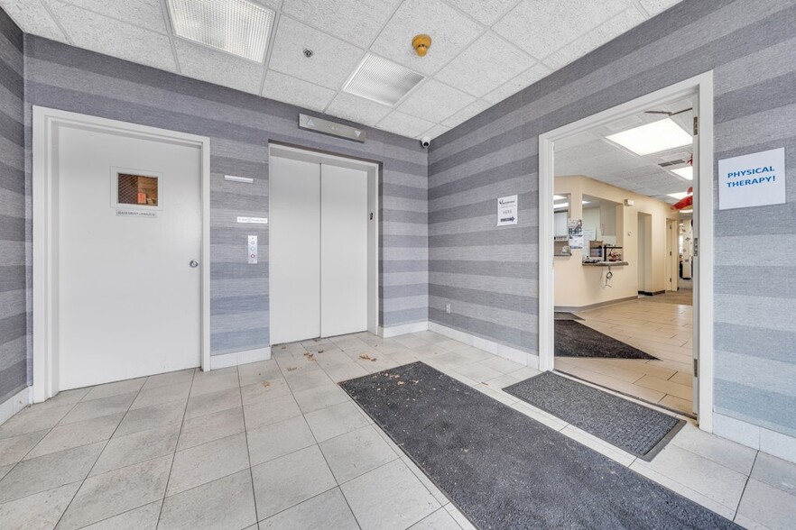 440 Old Hook Rd, Emerson, NJ à vendre - Hall d’entrée - Image 3 de 3