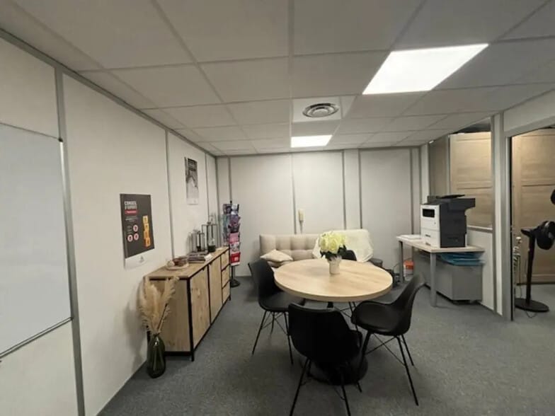 Office in Aix-en-Provence for lease - Interior Photo - Image 1 of 5