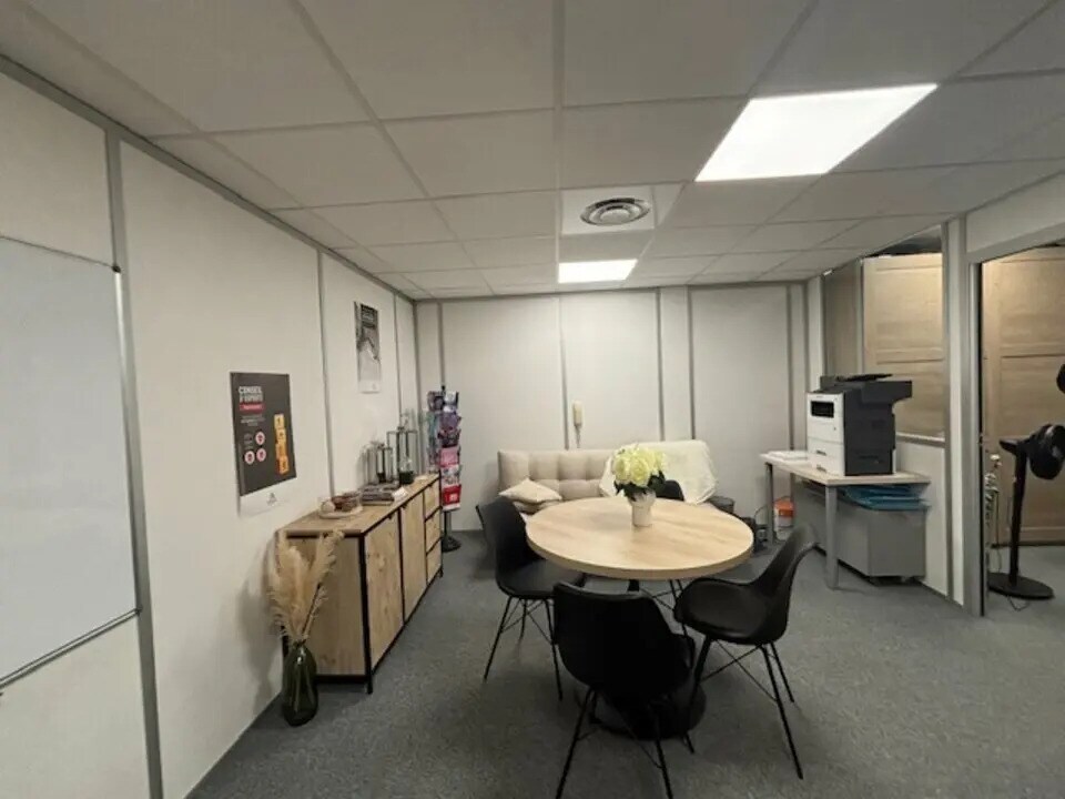 Office in Aix-en-Provence for lease Building Photo- Image 1 of 6