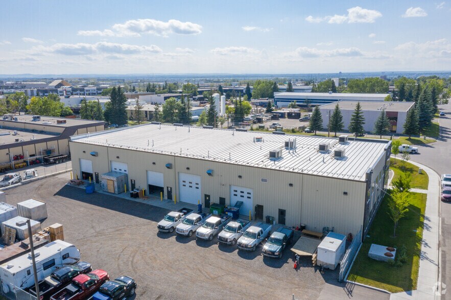 7910 42nd St SE, Calgary, AB à vendre - Photo du bâtiment - Image 2 de 4