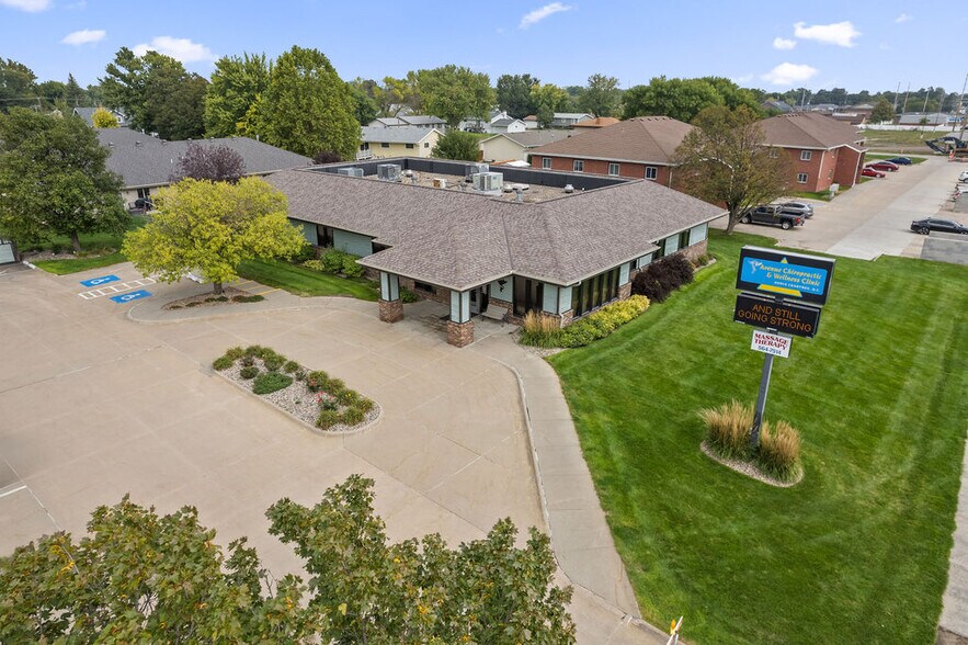 2559 37th Ave, Columbus, NE à vendre - Photo du bâtiment - Image 2 de 43