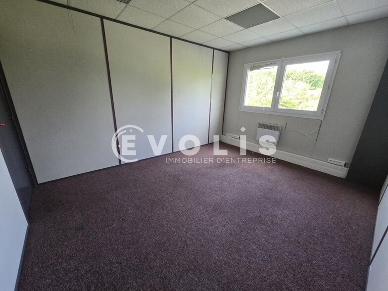 Office in Nozay for lease - Interior Photo - Image 3 of 4