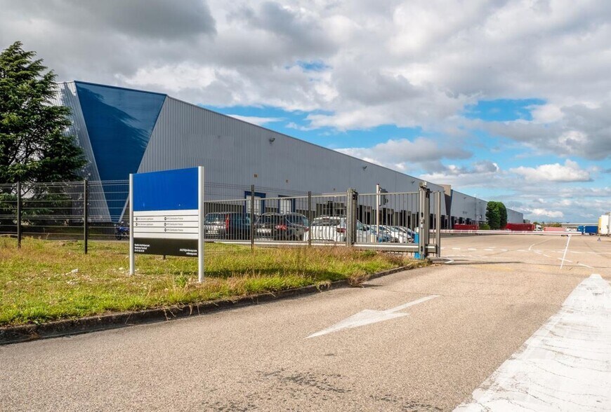 Industrial in Saint-Quentin-Fallavier for lease - Building Photo - Image 2 of 23